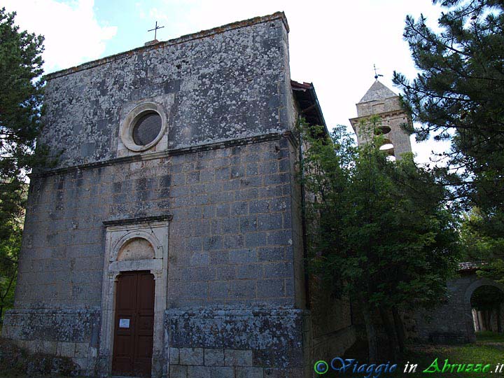25-P6206071+.jpg - 25-P6206071+.jpg - La chiesa di S. Stefano, ai margini del borgo.
